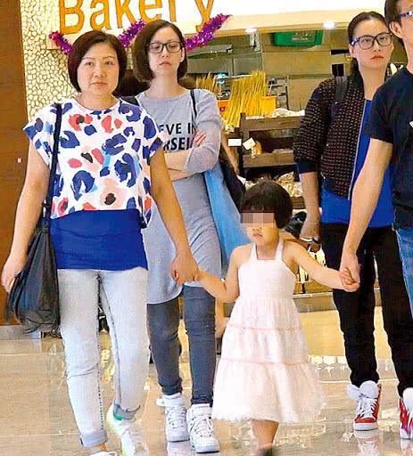  「生父」谢霆锋经纪人霍汶希罕见晒女儿，Honey越来越像妈妈，生父至今未公开