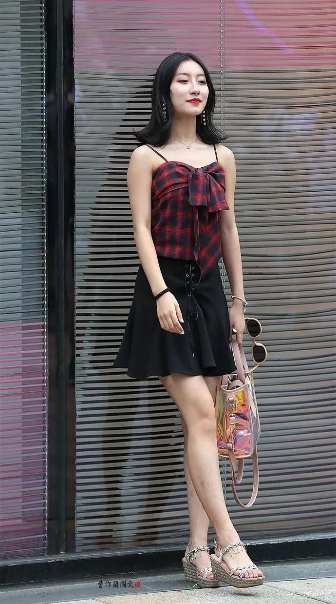 街拍:骨感美女，瘦只是魅力之一，还有之二之三