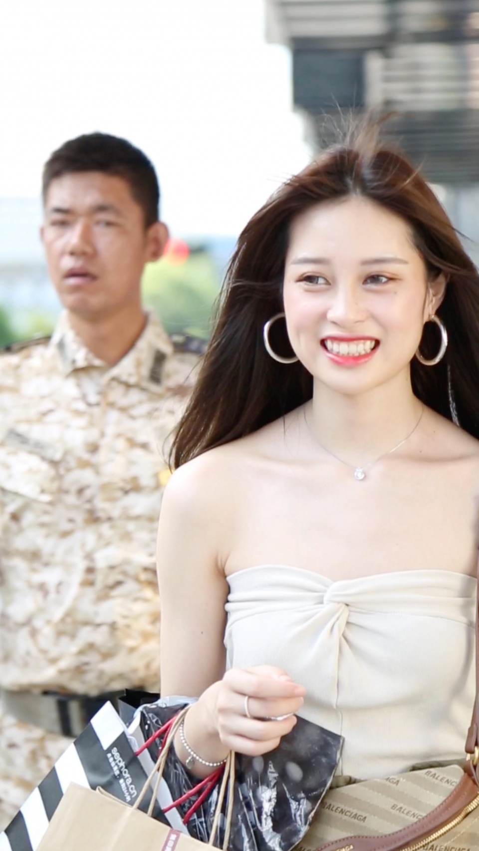 街拍：偶遇两个皮肤白得发光的小姐姐