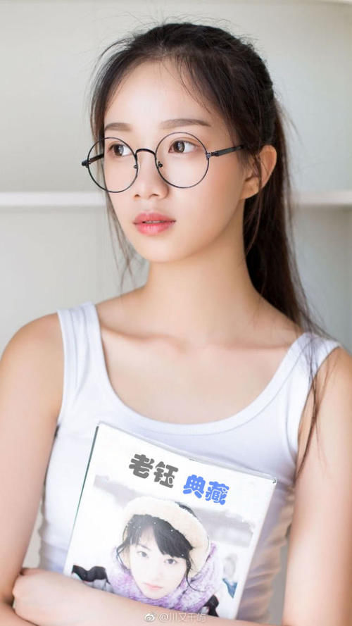  白色：白色吊带衫，越是简单也是好看