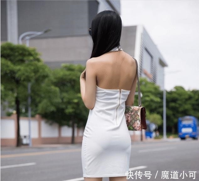 美女|轻熟美女把紧身露背裙,穿出了别致的美,看了挪不开眼