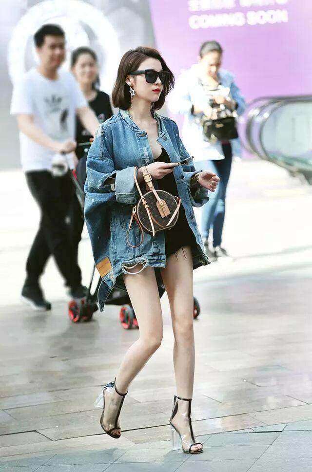 街拍: 图4双胞胎都想和你约会, 你会选择左边的还是右边的呢