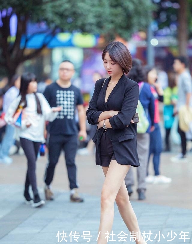  配一双■复工就要这么穿，一件小西装Hold住各种场合，让你时髦加倍