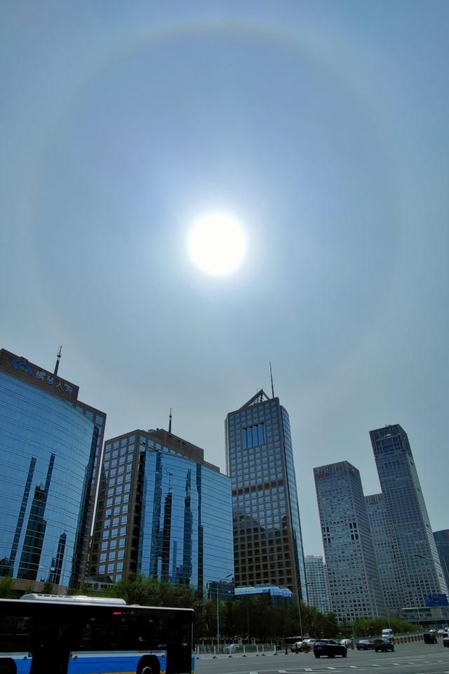  「天空」抬头看！北京天空出现日晕，明天谷雨或有雨