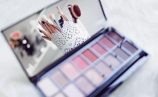 「make」原先make up不仅彩妆!它的别的含意你了解么