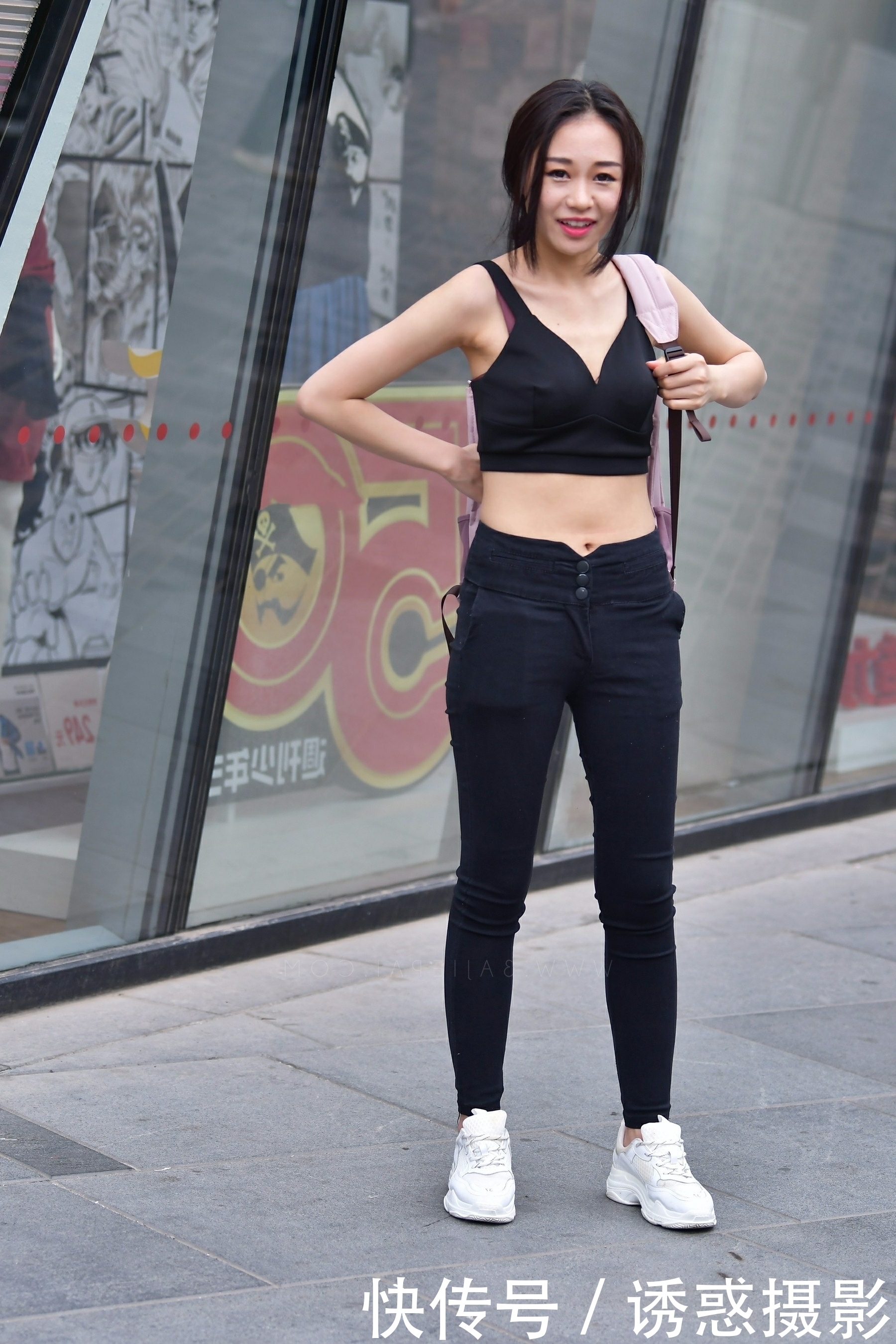 气质小姐姐黑色紧身裤大秀运动好身材，回眸一笑，看呆来往路人