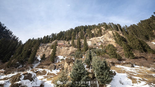 一座佛道共存的寺庙，几位饱经沧桑的信徒
