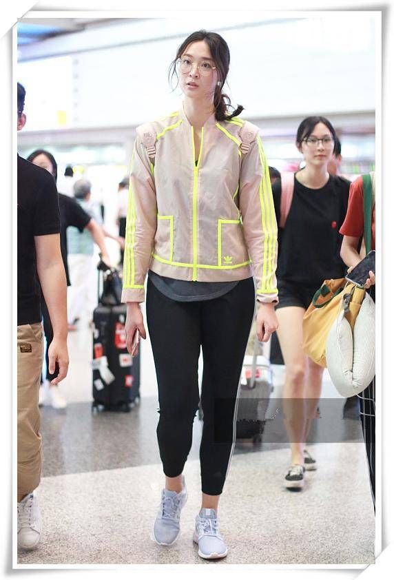 182张梓琳与192惠若琪穿黑色紧身裤，网友:见识到运动员的腿啥样