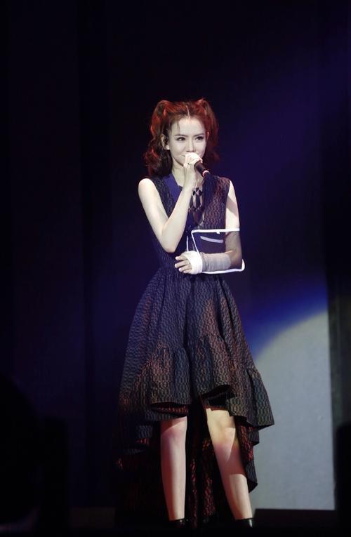 戚薇穿裙子现身，却被吐槽“胯下两根擎天柱”网友：腿是认真的吗