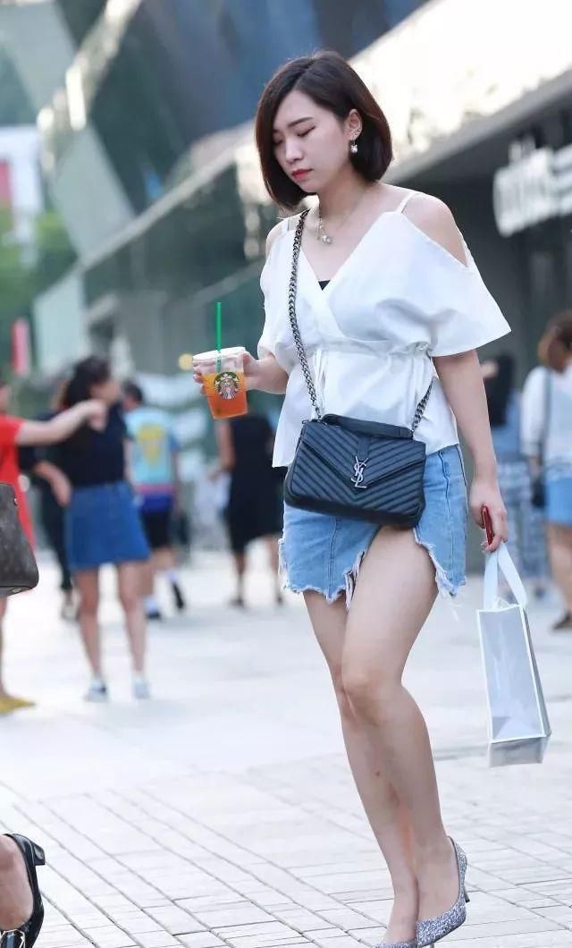 街拍:漂亮的美女,牛仔短裙很有个性