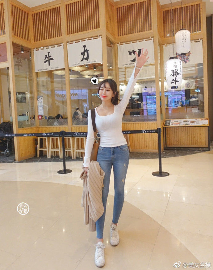 路人街拍，简简单单黄色蕾丝连衣裙，漂漂亮亮时尚小姐姐