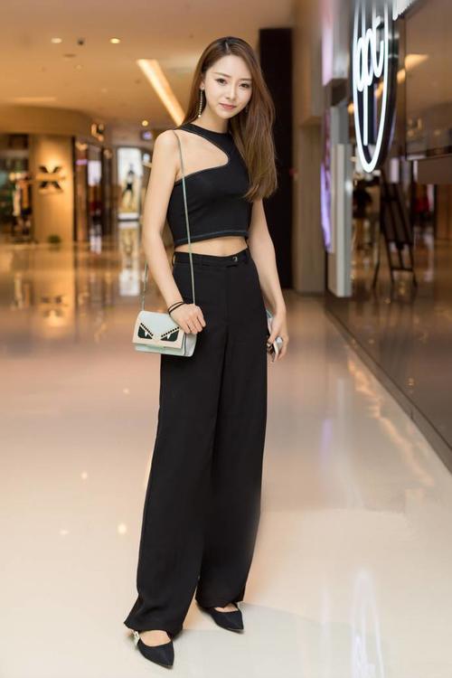 街拍,身材窈窕的小姐姐穿镂空蕾丝衫配短裤,有种朦胧的美感!