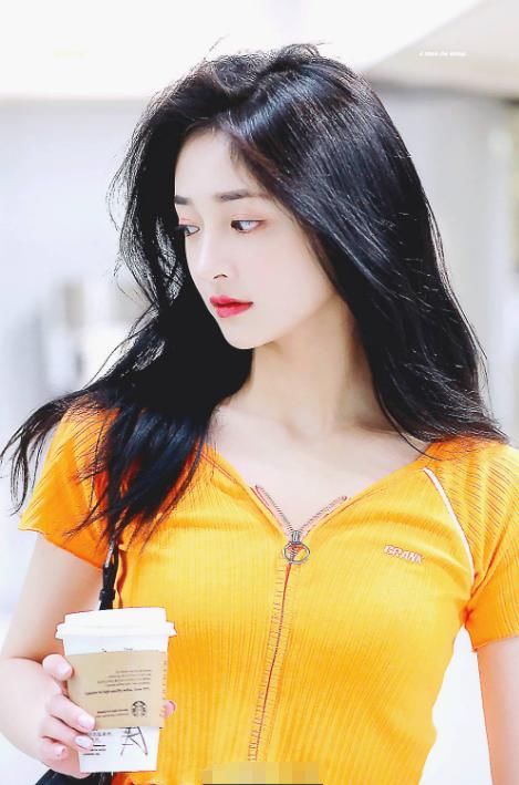 同样是露脐装，周洁琼20，鞠婧祎24，两人仅差4岁气质却截然不同