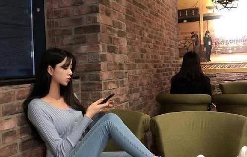  『舒适』牛仔裤搭配很有女人味，展现独有的优雅气质，让人眼前一亮！