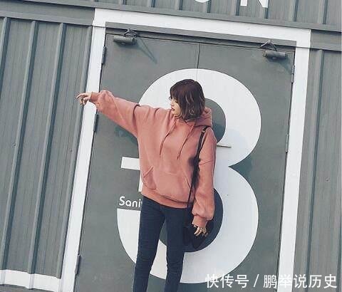 「卫衣」冬天卫衣怎么穿更年轻搭配袜裤还是牛仔,个性保暖最重要