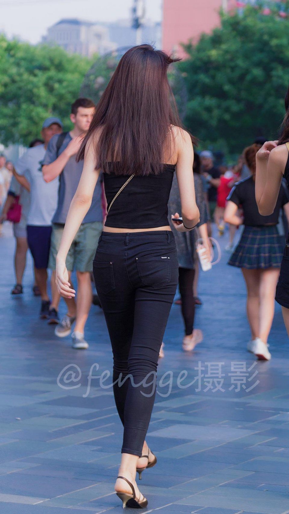 街拍:十张最新出炉的背影,可谓十全十美,不知道你最喜欢谁?