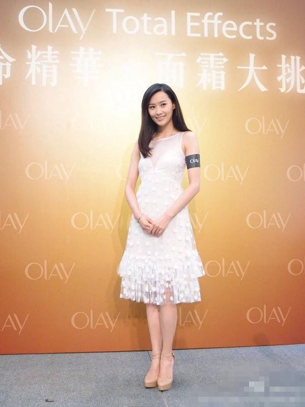 陈法拉杨颖同穿薄纱裙，网友：陈法拉差一支口红，不然稳赢！