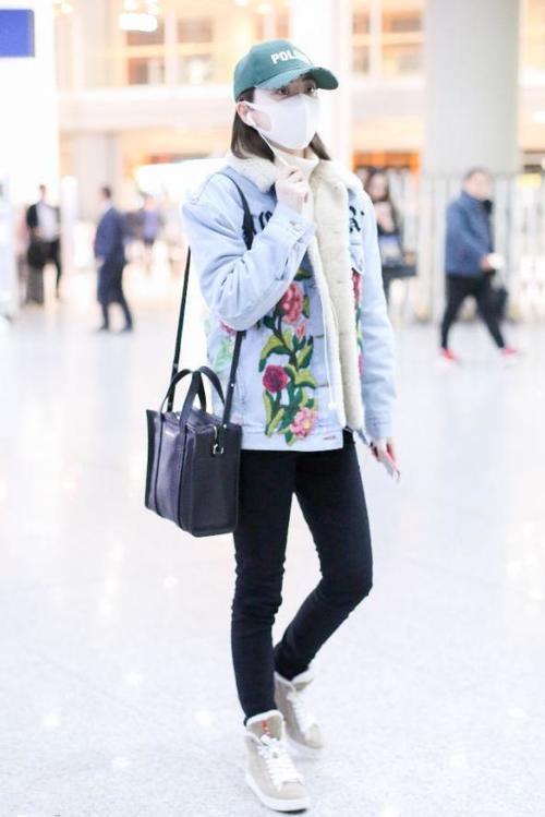 景甜未ps现场图曝光，眼袋明显老10岁，大大的双眼皮能夹个小苍蝇