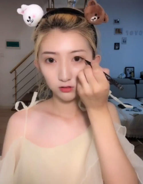 漂亮素颜妹子直播化妆，全程萌到不行，网友：小仙女就是你吧！