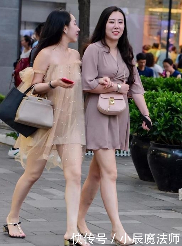  美女|路人街拍，靓女搭配修身的开叉连衣裙，相当具有回头率