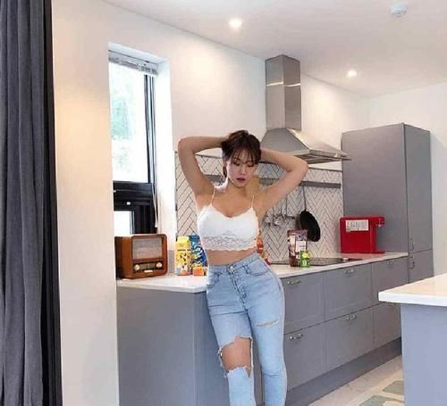 「显示出」时尚优雅牛仔裤小姐姐,魅力穿搭衬托出优雅身材,很漂亮!