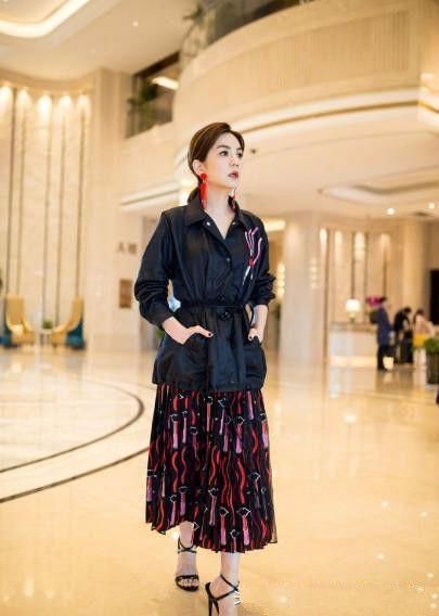 Ella越发少女，喇叭长裤，现110大长腿!