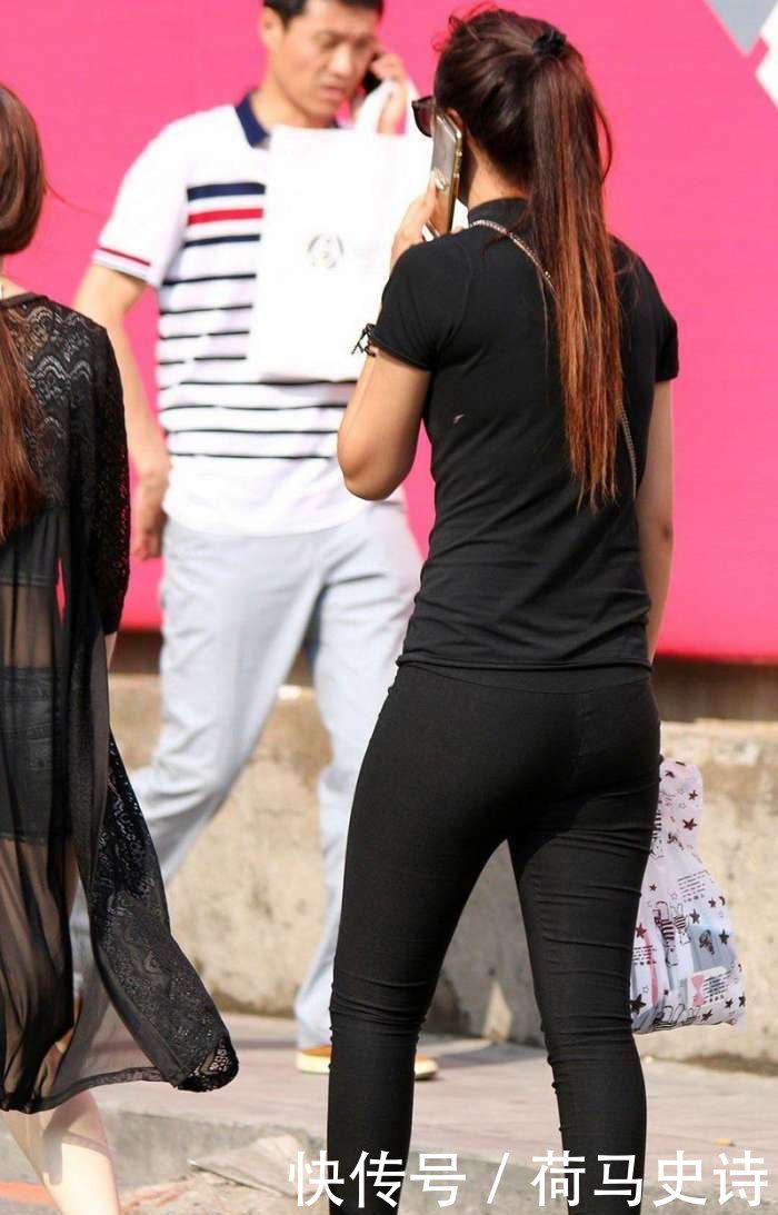 商业街街拍: 黑色紧身裤美女, 凸显傲人曲线身姿