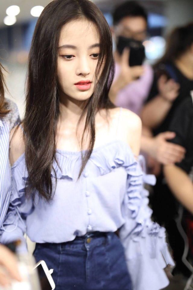 鞠婧祎露香肩美腿，娇小可人，妆容精致！