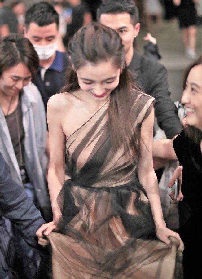 杨颖手提裙摆，落落大方，网友:真的美了!