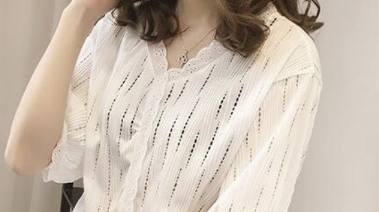 前凸后翘别藏着掖着!紧身T恤性感火辣，加上热裤勾勒迷人水蛇腰