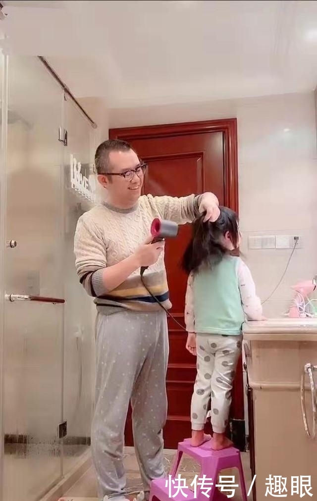 『亲自』涂磊在家憋成造型师,穿条纹毛衣亲自给女儿扎小辫,女儿软萌可爱