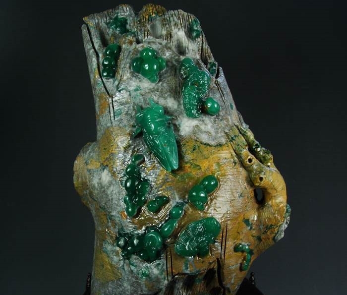 大姐带“破石”来鉴宝，称在地摊花几万块买的，专家：宝贝啊