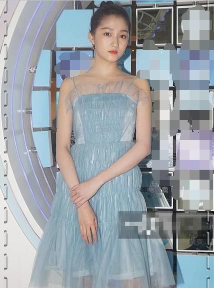 关晓彤终于不再扮老！一件蓝裙嫩炸天，网友：欧阳娜娜还服气么？