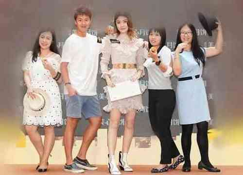 44岁的陈慧琳不得了,这么紧的裙子都能穿上,一般人驾驭不住!