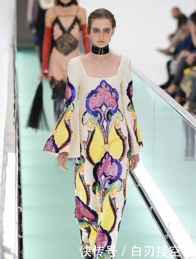 『花朵』2020开春 流行穿“开满花”的裙子,谁穿谁美!