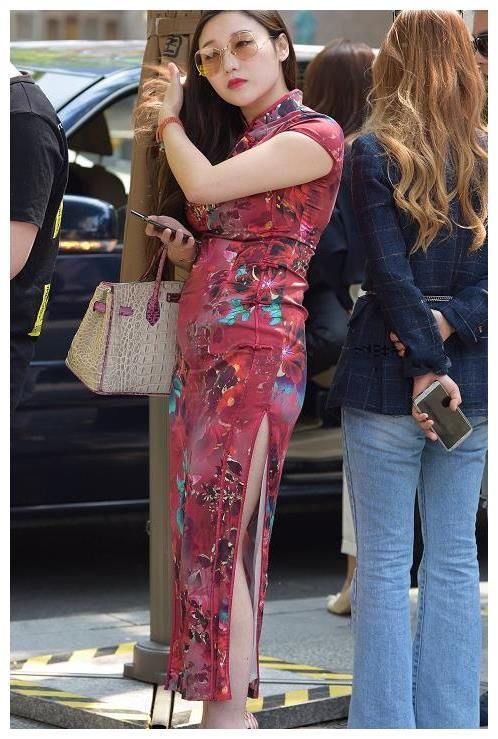 街拍:图六穿高开叉旗袍,“凹凸有致”的身材,散发女人味!