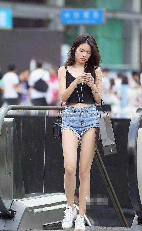 街拍:美女短裤,展示“紧绷笔直”的大长腿,让人为之叹服!