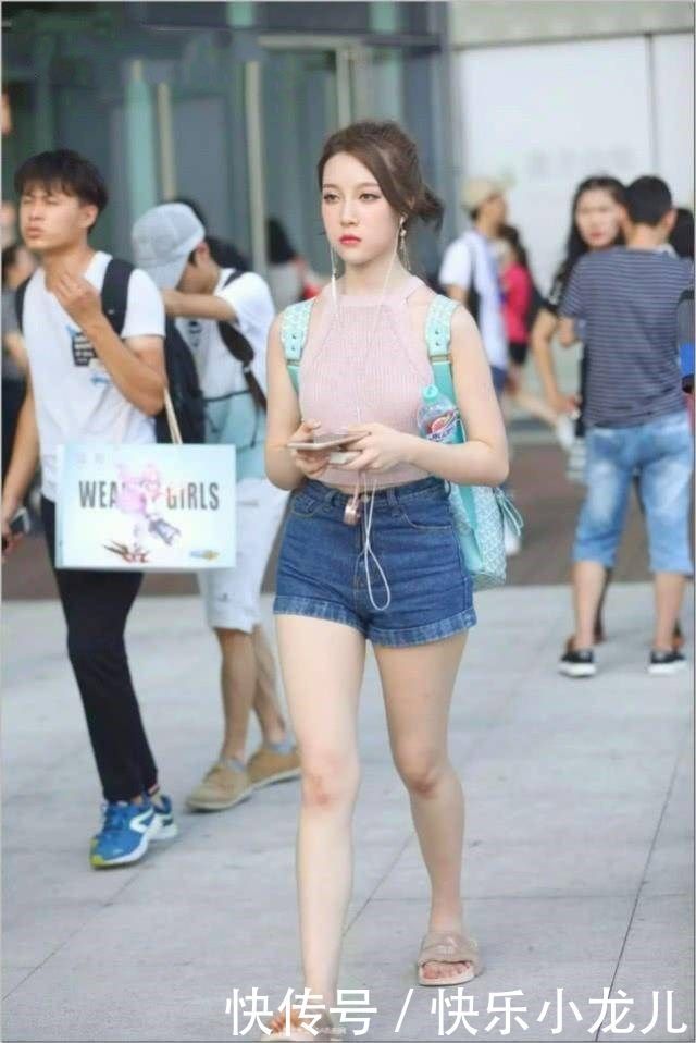「装扮」街拍:简单不失活泼感的装扮,一定是时尚青春小姐姐们的首选