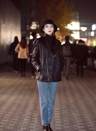  『减龄』街拍：两位小姐姐的腿非常长，服装搭配都很时尚减龄
