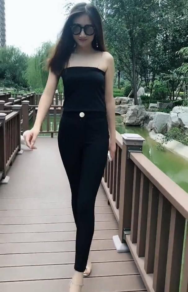  着装|公园里的妙龄女郎抢镜，黑色的着装，穿出高贵的女神气息!