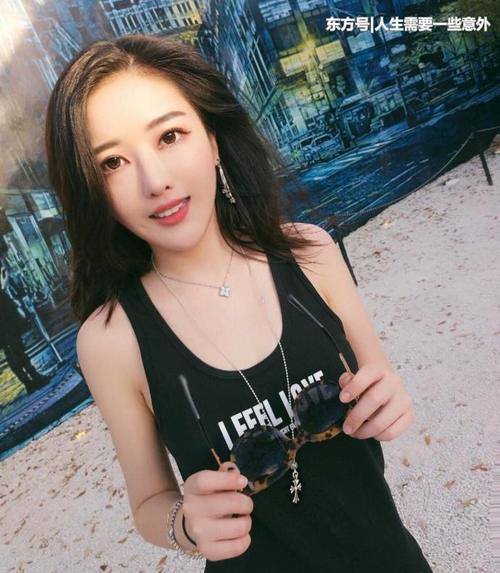 清新恬静的小美女，巧妙穿搭时而俏皮时而大气，灵动柔美非常养眼