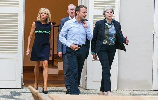 65岁法国第一夫人，蓝色裙装气场惊人，腿瘦的跟少女一样