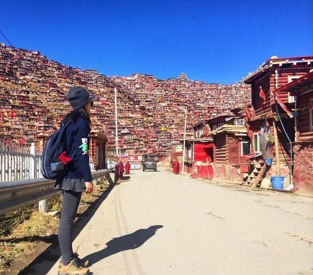 自驾游的川藏路上，穷游女不能载，男子不听搭了就后悔