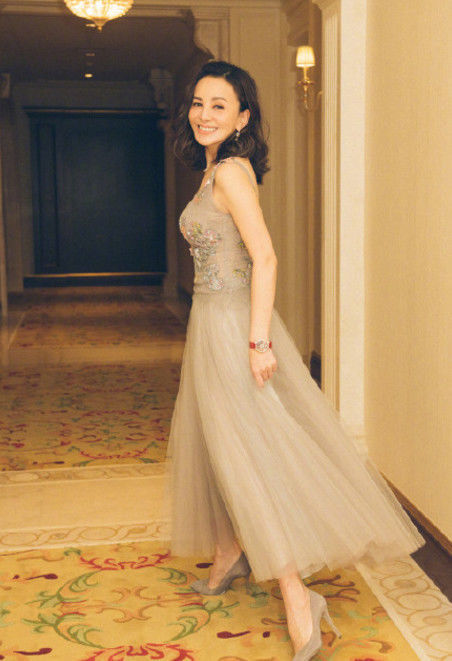 王琳太夸张了,穿起纱裙宛如仙女下凡,网友:完全年轻了20岁