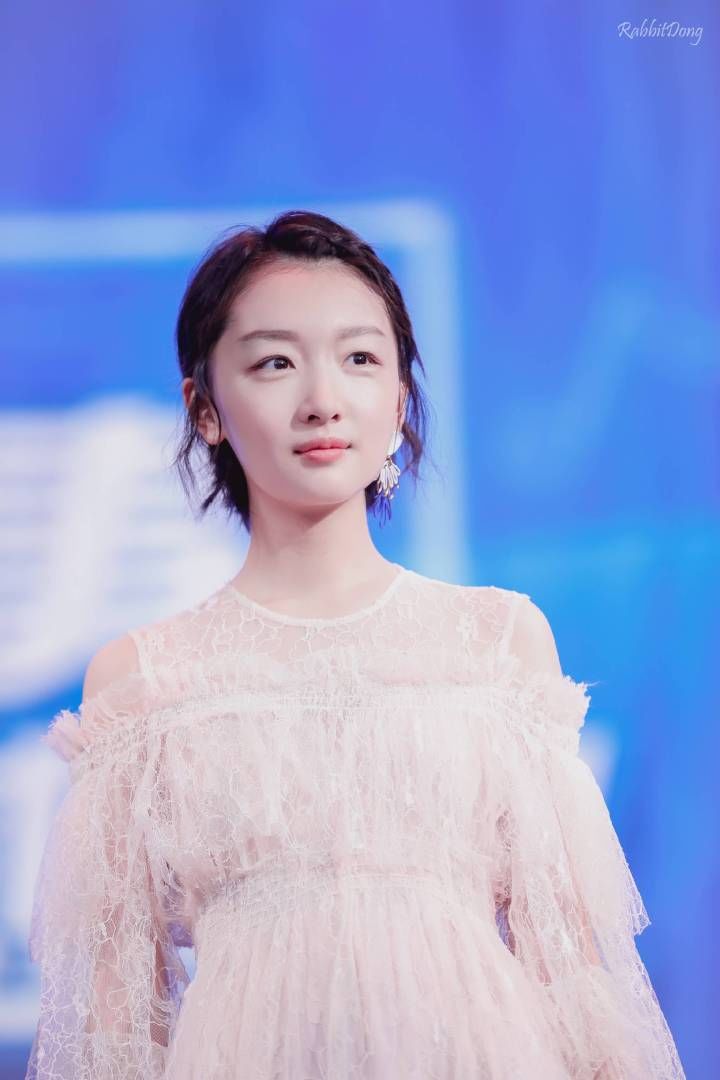 周冬雨蕾丝短裙出席活动，干净的气质，纯美的笑容