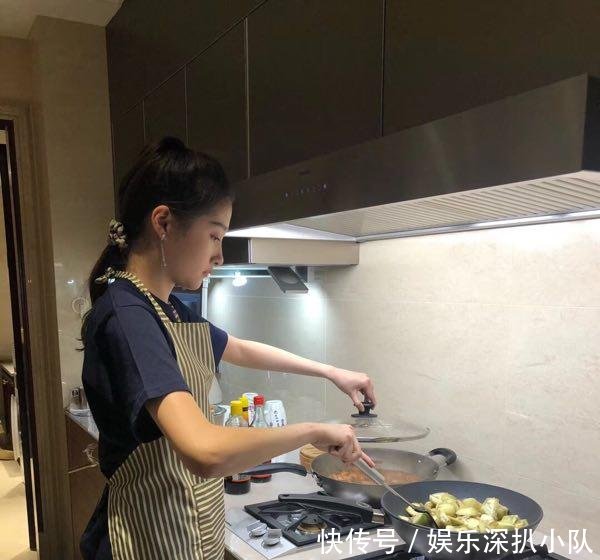 关晓彤深夜素颜亲自下厨, 穿绿睡裤同时翻炒俩锅变身俏丽小厨娘