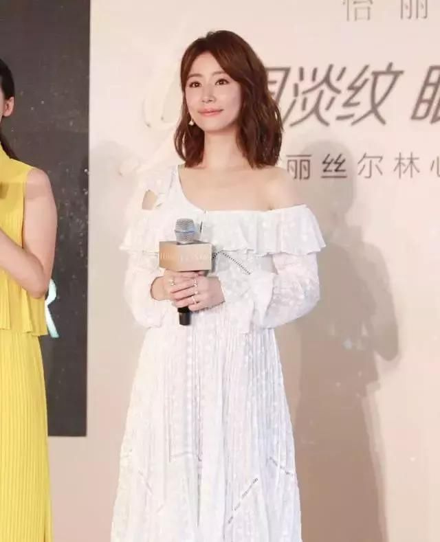 名气毁了靠卖肉？林心如出席一直用手捂住胸，霍建华都受不了！