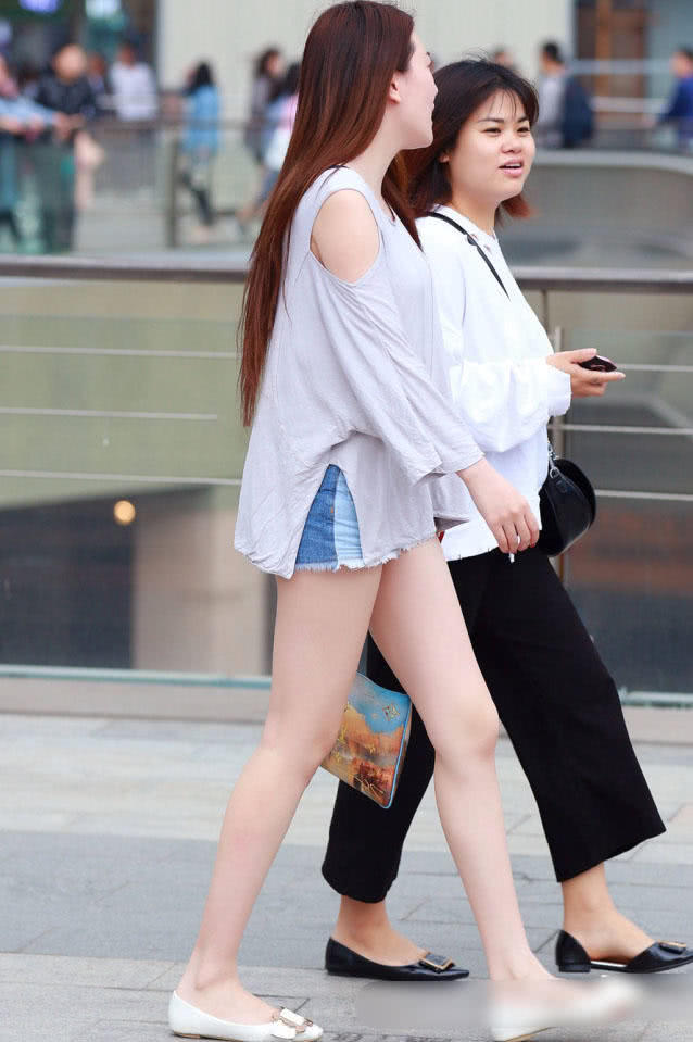 时尚小姐姐身材高挑迷人，双腿修长白皙惹人爱，一旁的闺蜜成了大