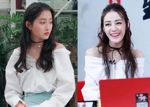 21岁关晓彤和26岁热巴同穿露肩装，一个美如女神，一个却像路人！