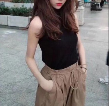 嫂子刚从香港回来，说今夏流行穿休闲套装，出门搭双小白鞋都美炸